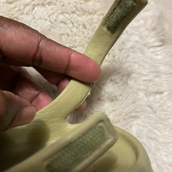 Kids Yeezys - Picture 9 of 9